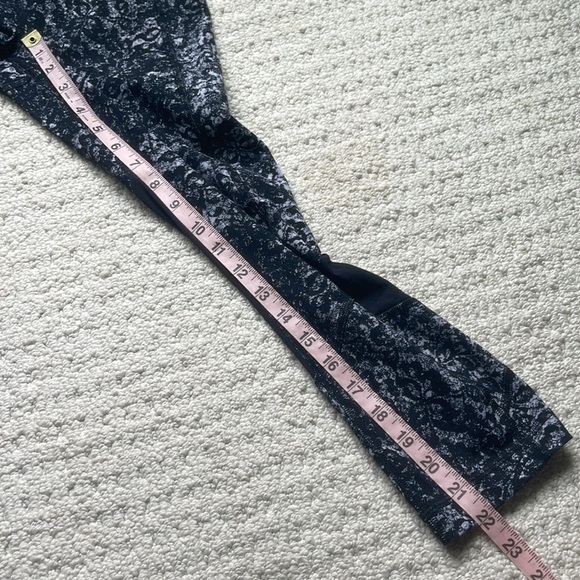 Lululemon Pace Rival Crop 22" in Achromatize Ice Grey Black Size 2 - Picture 10 of 11